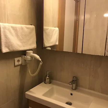 Port Hotel *
